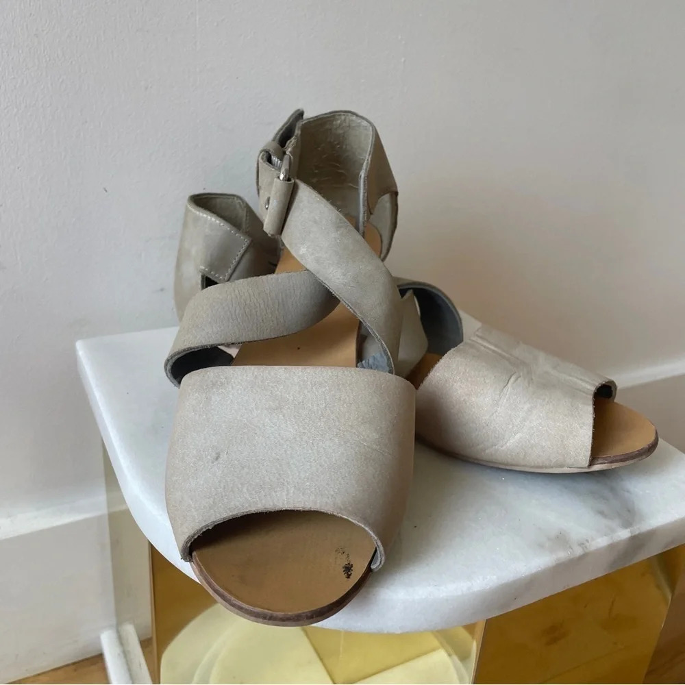 Deena &‎ Ozzy UO leather crisscross  taupe sandals
